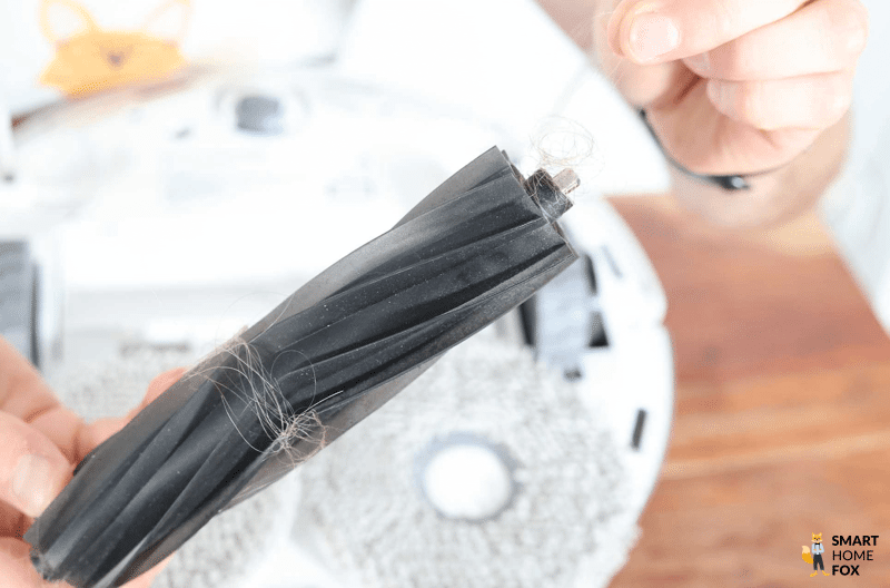 Es werden Haare aus der Hauptbürste des ECOVACS DEEBOT T20 OMNI entfernt.